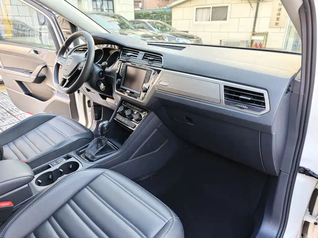 Volkswagen Touran — миниатюра 23