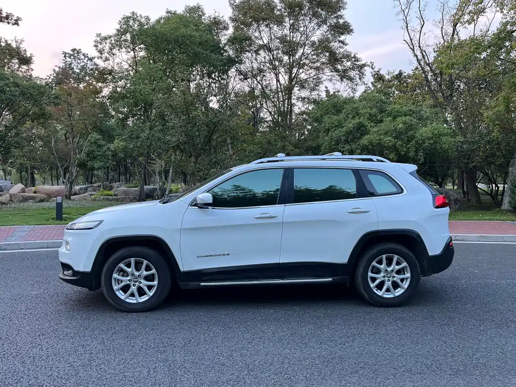 Jeep Cherokee — миниатюра 4