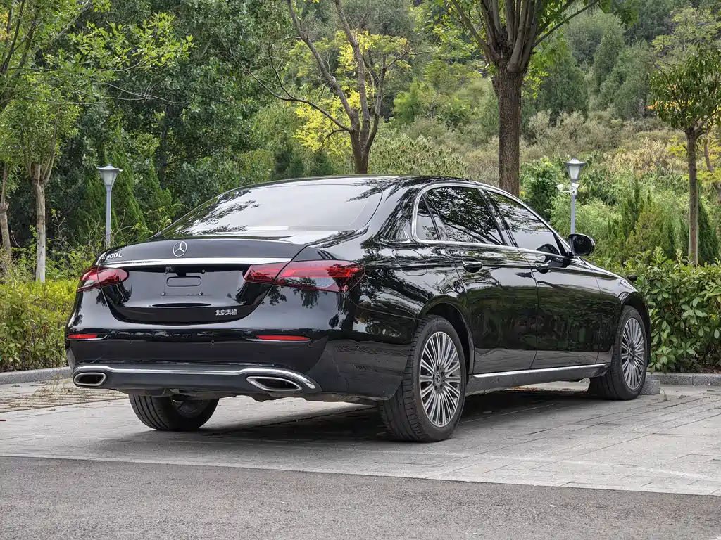 Mercedes-Benz E-Class — миниатюра 12