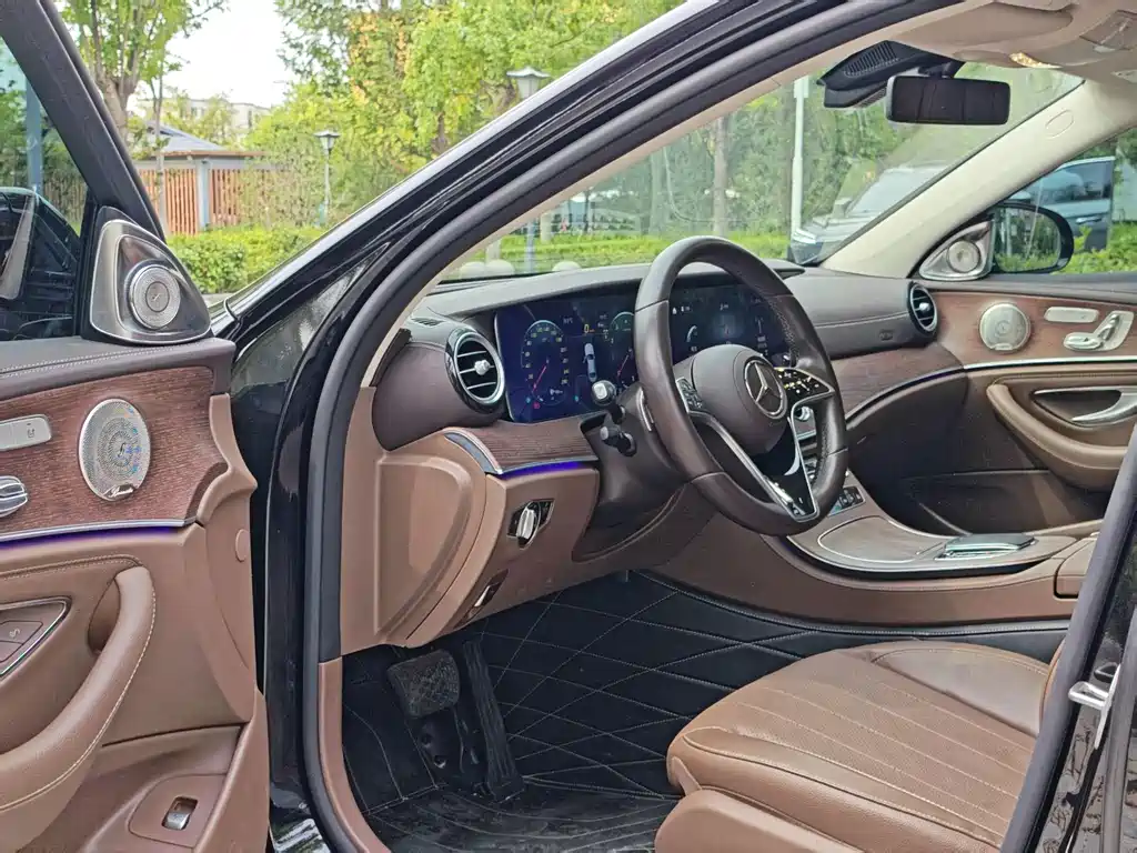 Mercedes-Benz E-Class — миниатюра 6