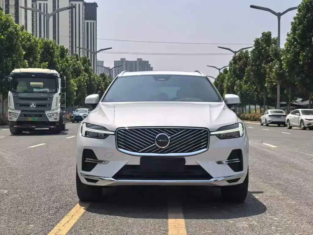 Volvo XC60 2026 B5 Luxury