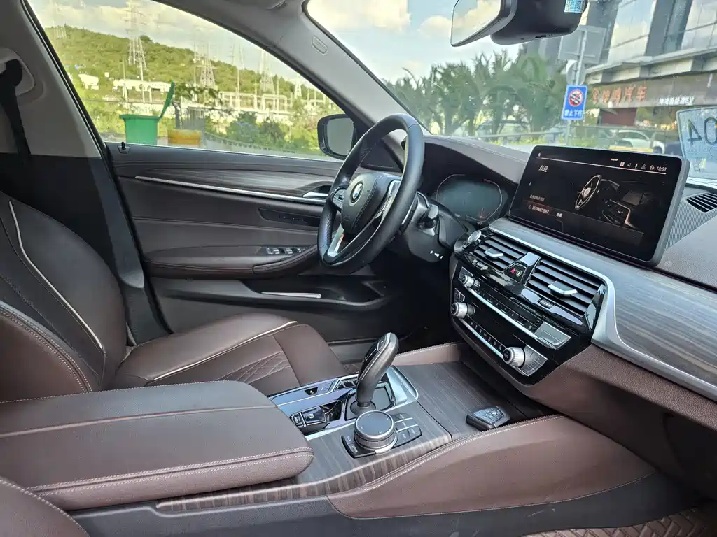 BMW 5 Series — миниатюра 11