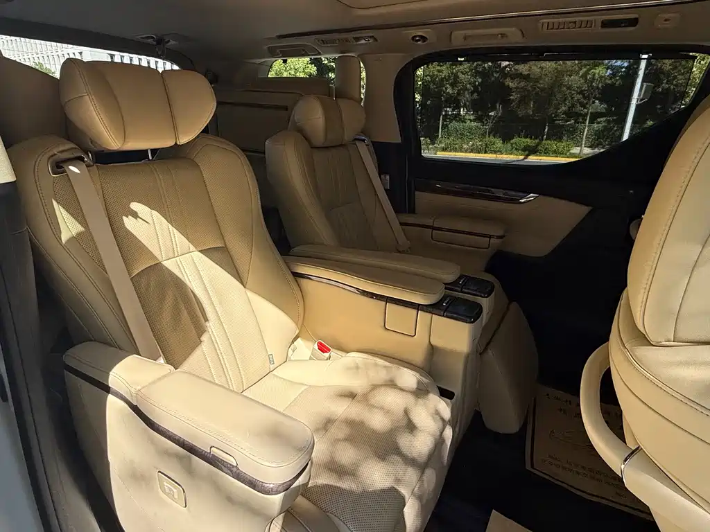 Toyota Alphard — миниатюра 10