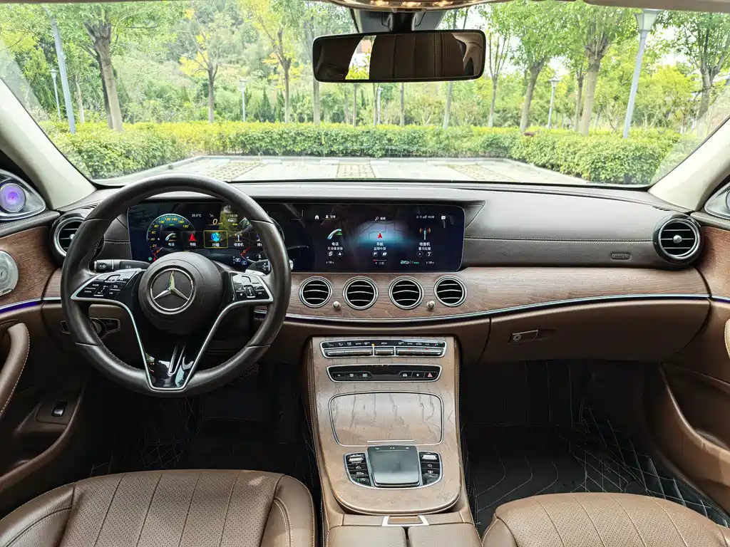 Mercedes-Benz E-Class — миниатюра 8