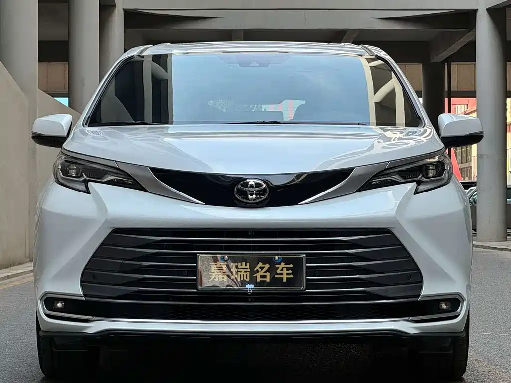 Toyota Sienna — миниатюра 2