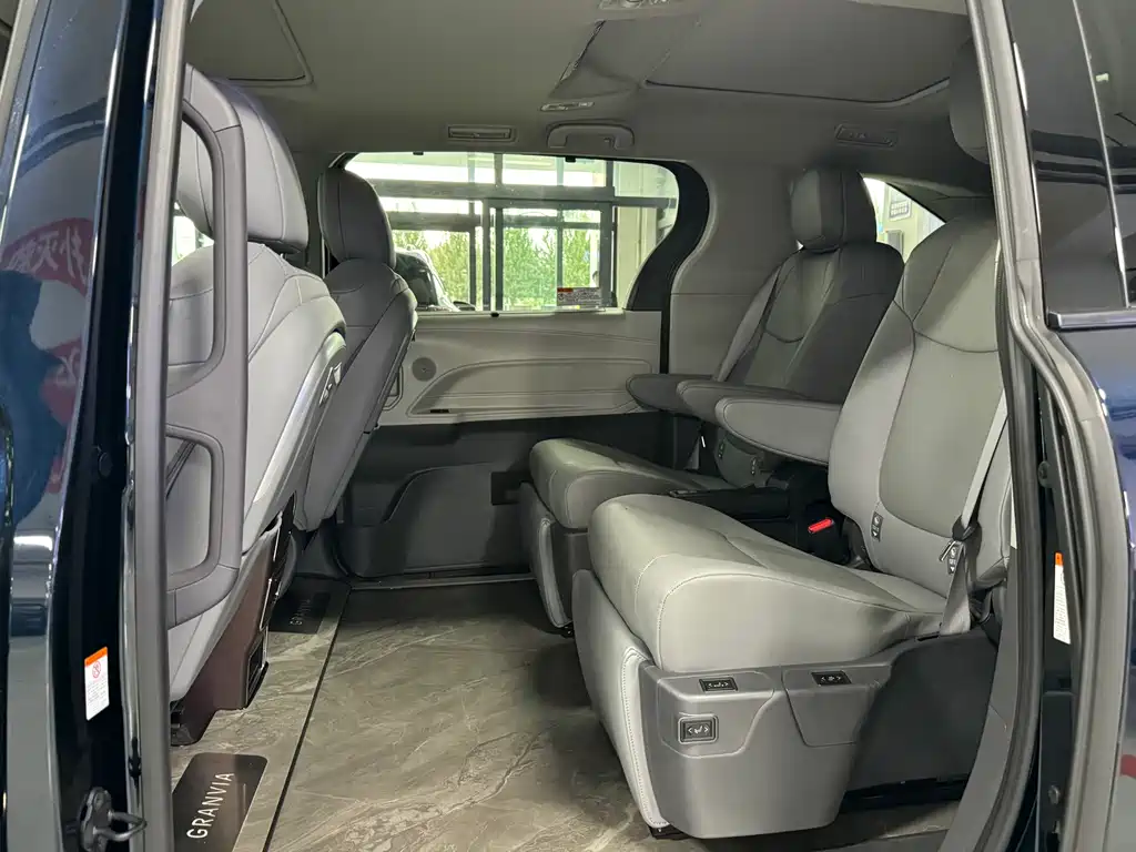 Toyota Granvia — миниатюра 9