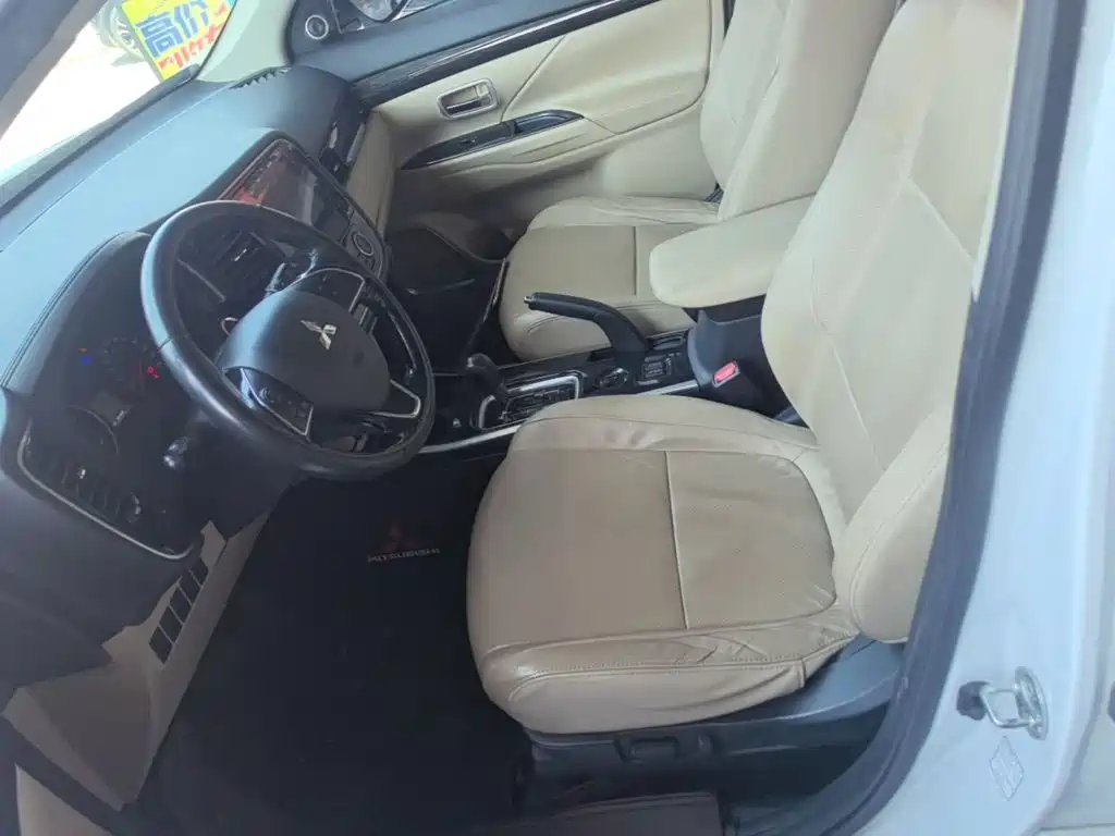 Mitsubishi Outlander — миниатюра 15