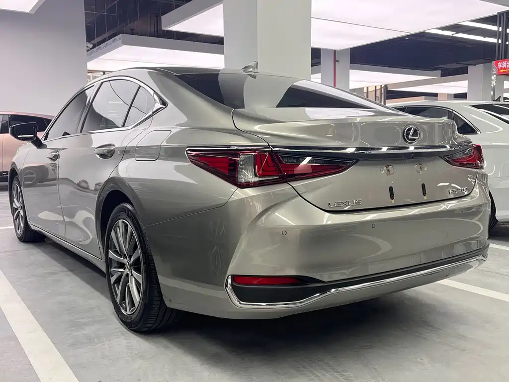 Lexus ES — миниатюра 12