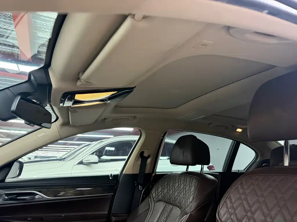 BMW 7 Series — миниатюра 11