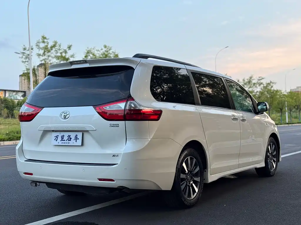 Toyota Sienna — миниатюра 27