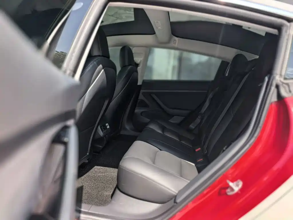 Tesla Model 3 — миниатюра 12