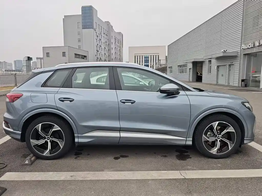 AUDI Q4 E TRON