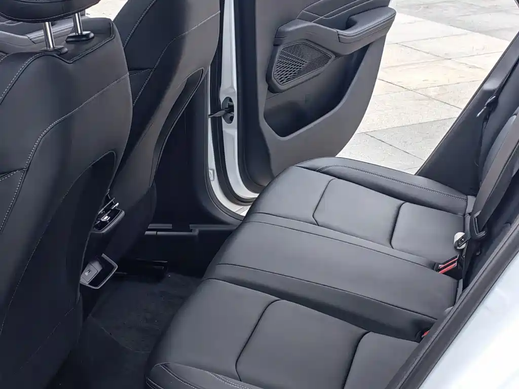 Geely Emgrand 2025 4 1.5L CVT
