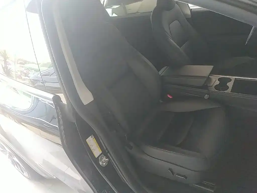 Tesla Model Y — миниатюра 25