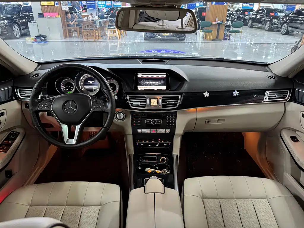 Mercedes-Benz E-Class — миниатюра 6