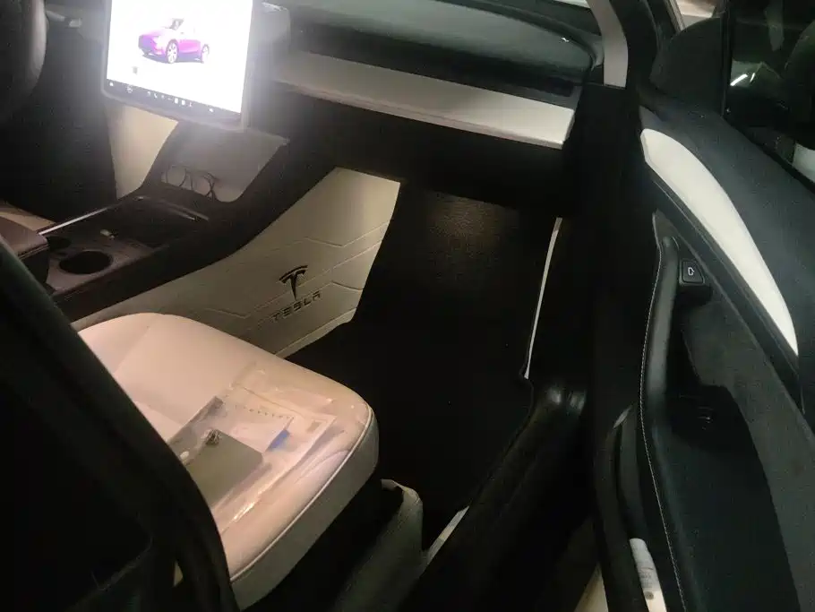 Tesla Model Y — миниатюра 8