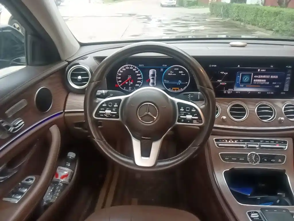 Mercedes-Benz E-Class — миниатюра 11