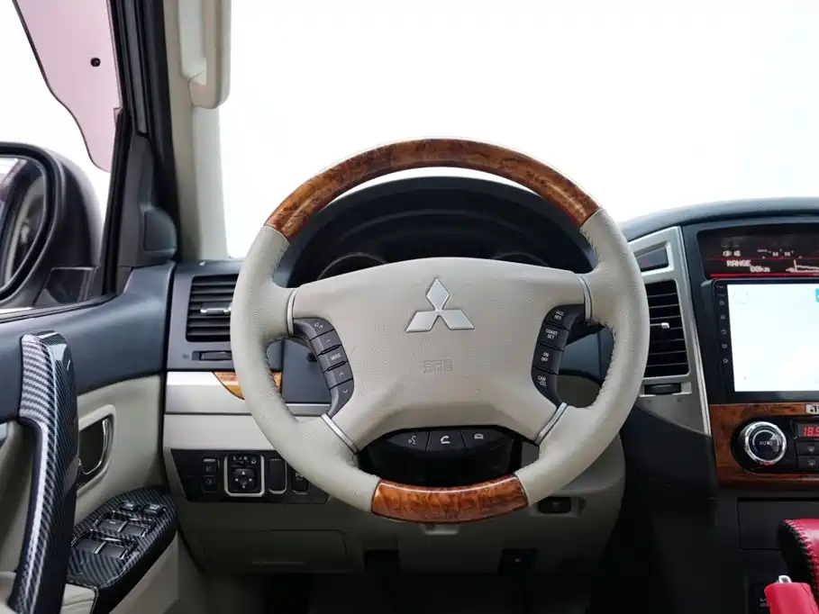 Mitsubishi Pajero (Import) — миниатюра 11