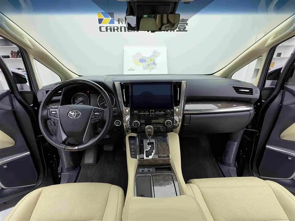 Toyota Alphard — миниатюра 11