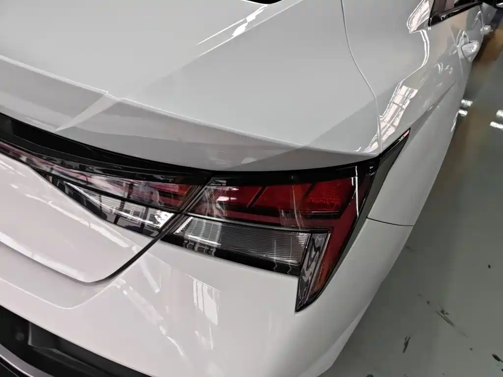 Hyundai Elantra — миниатюра 8