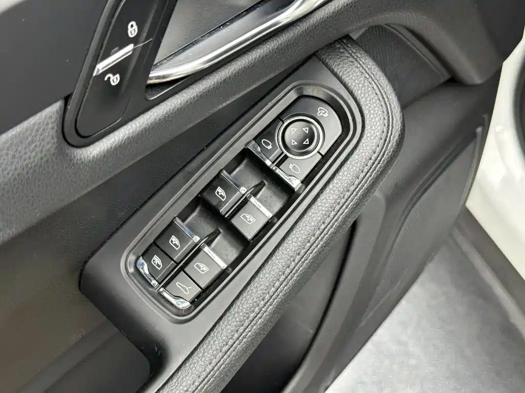 Porsche Macan — миниатюра 13