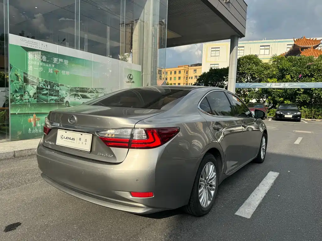 LEXUS  ES