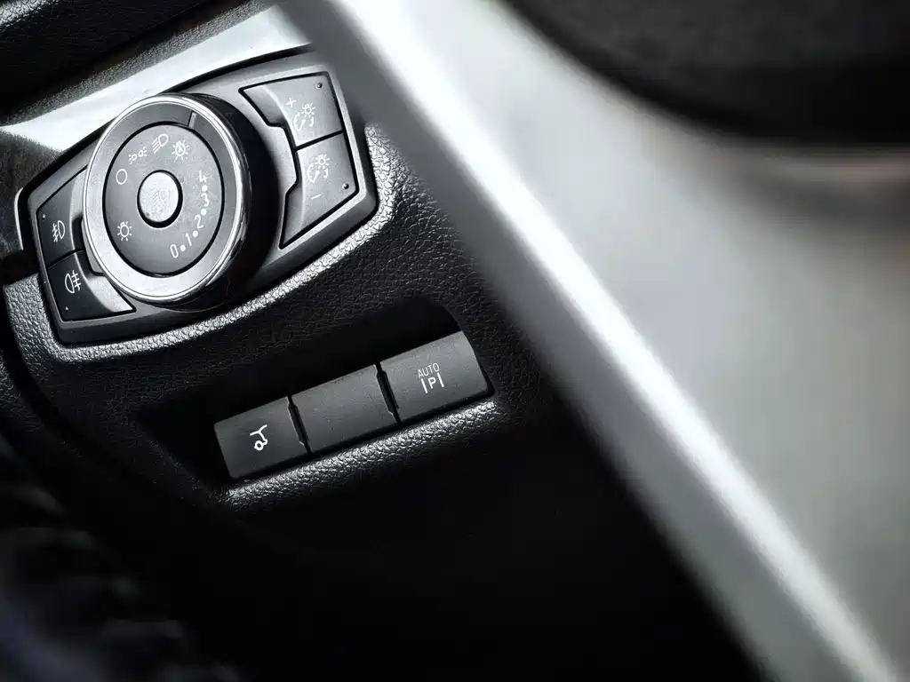 Ford Explorer (Import) — миниатюра 23