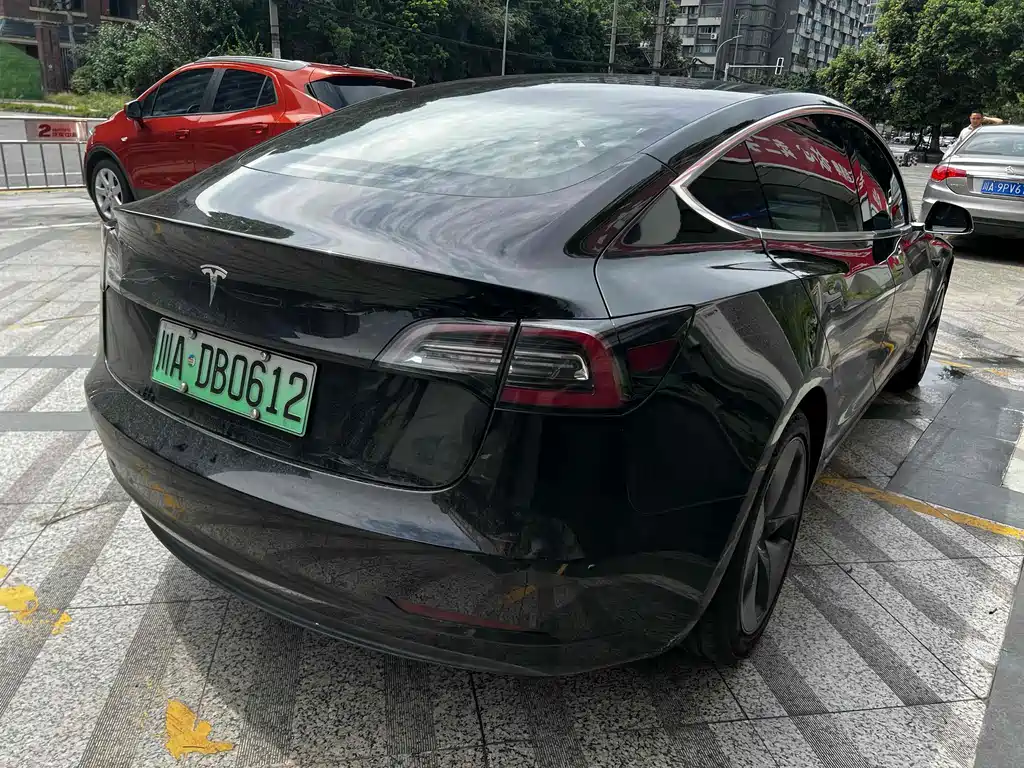 Tesla Model 3 — миниатюра 3