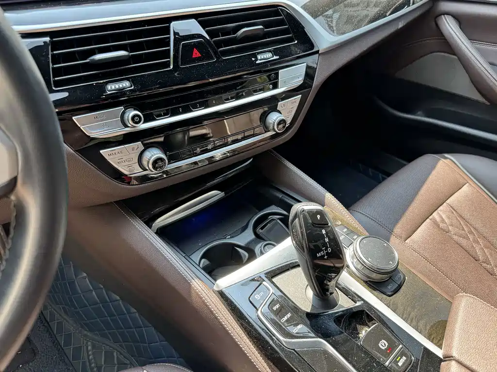 BMW 5 Series — миниатюра 8