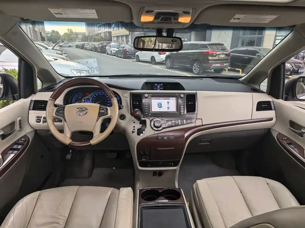 Toyota Sienna — миниатюра 14