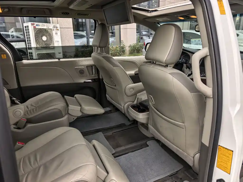 Toyota Sienna — миниатюра 23