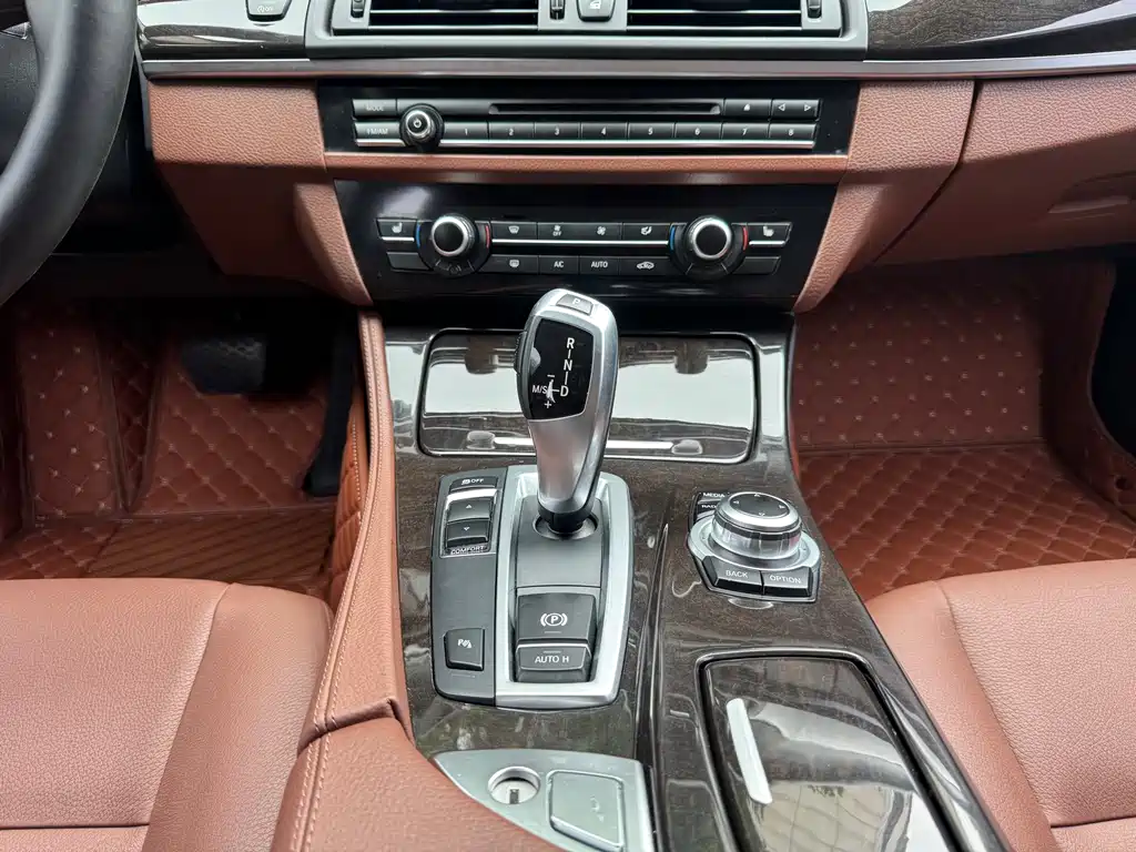 BMW 5 Series — миниатюра 13