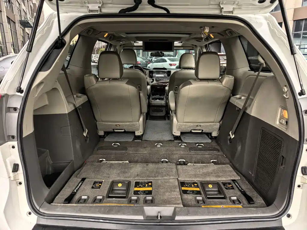 Toyota Sienna — миниатюра 21