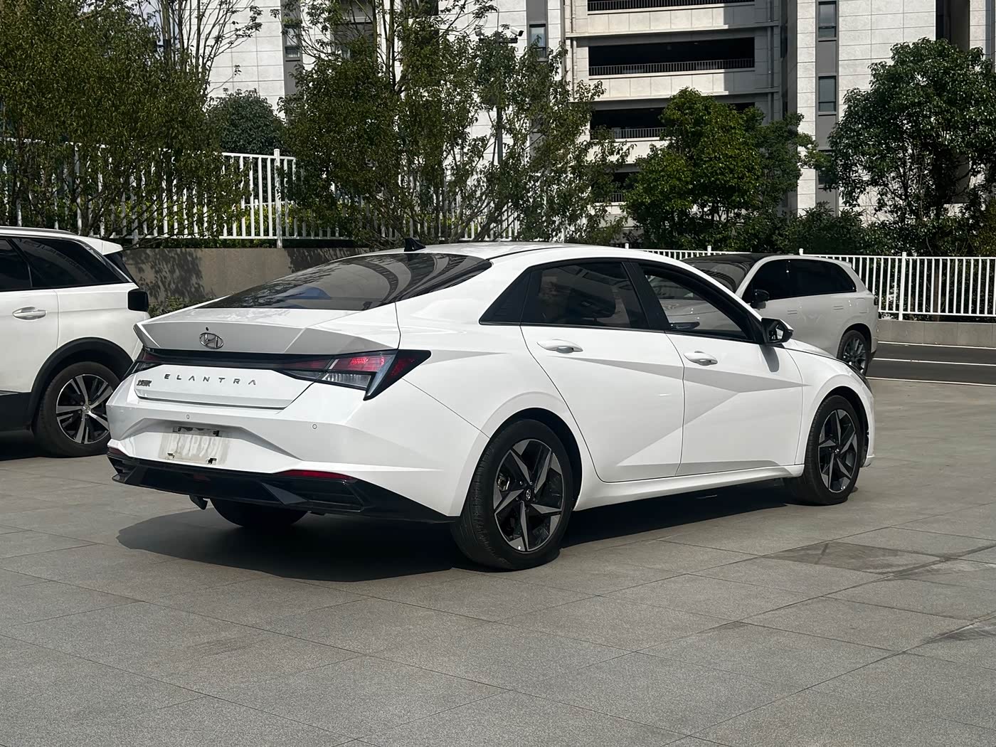 Hyundai Elantra 1.5 л 2022 г. Белый, пробег 48000 км