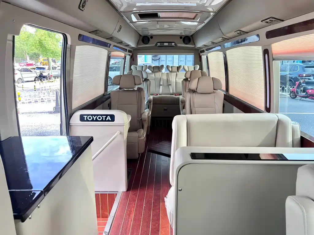 Toyota Coaster — миниатюра 9