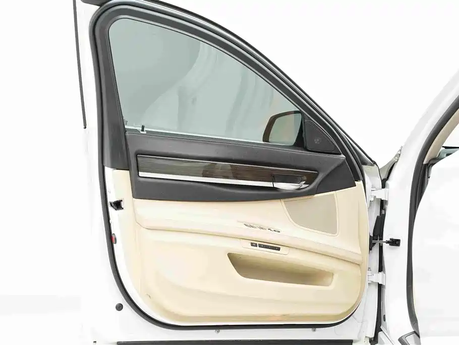 BMW 7 Series — миниатюра 17
