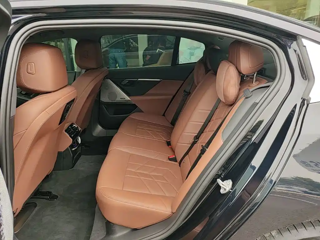 BMW 5 Series — миниатюра 17