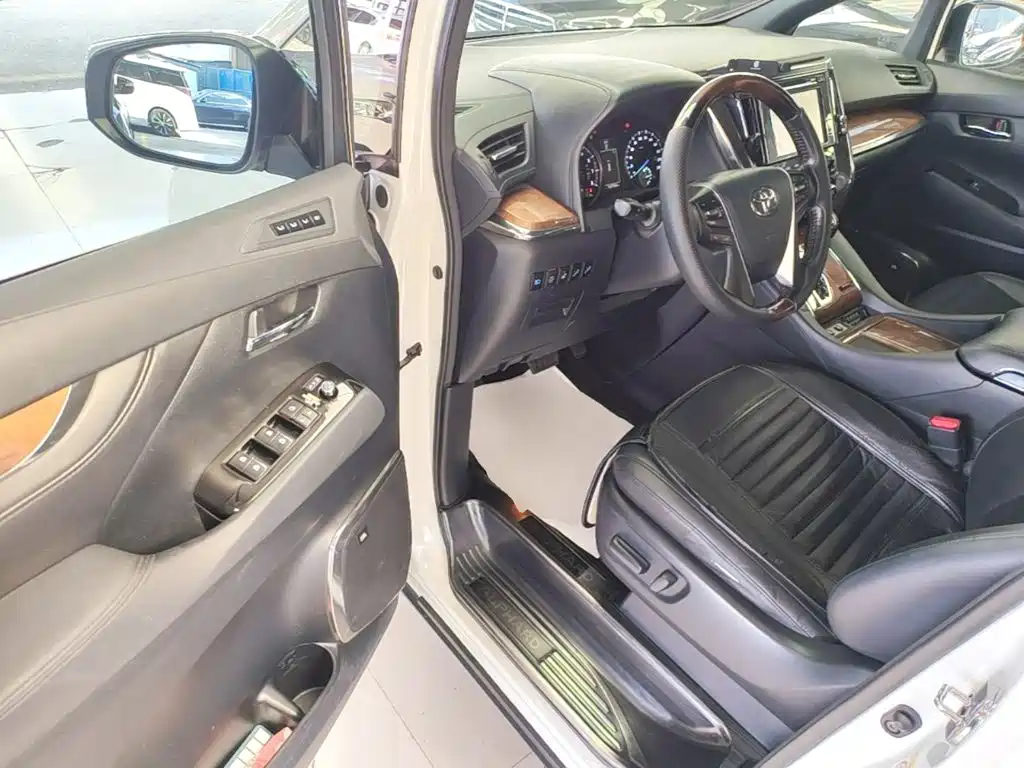 Toyota Alphard — миниатюра 16