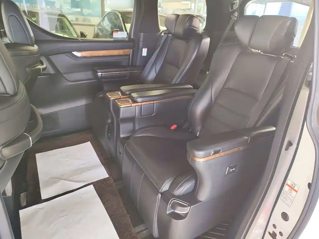 Toyota Alphard — миниатюра 17