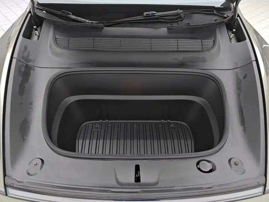 Tesla Model Y — миниатюра 10