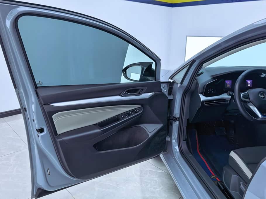 Volkswagen Golf 1.4 л 2023 г. Серебристо-серый, пробег 40800 км