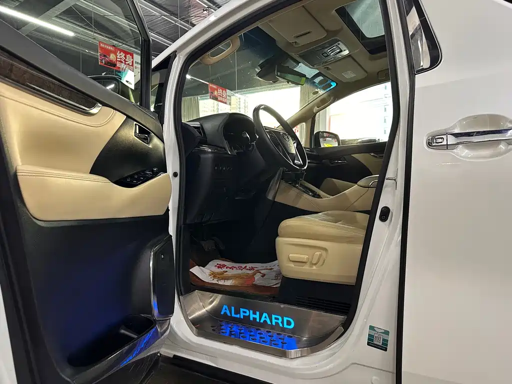 Toyota Alphard — миниатюра 3