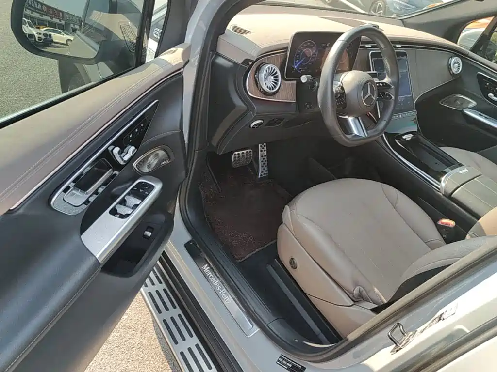 Mercedes-Benz EQE SUV — миниатюра 16