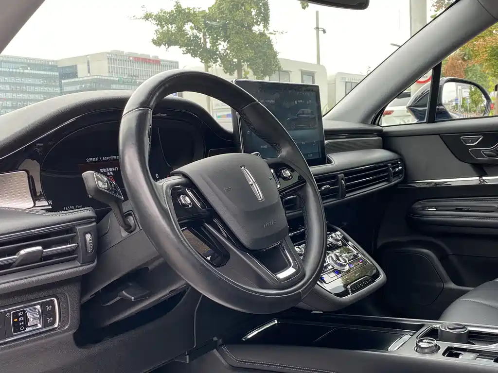 Lincoln Corsair — миниатюра 15