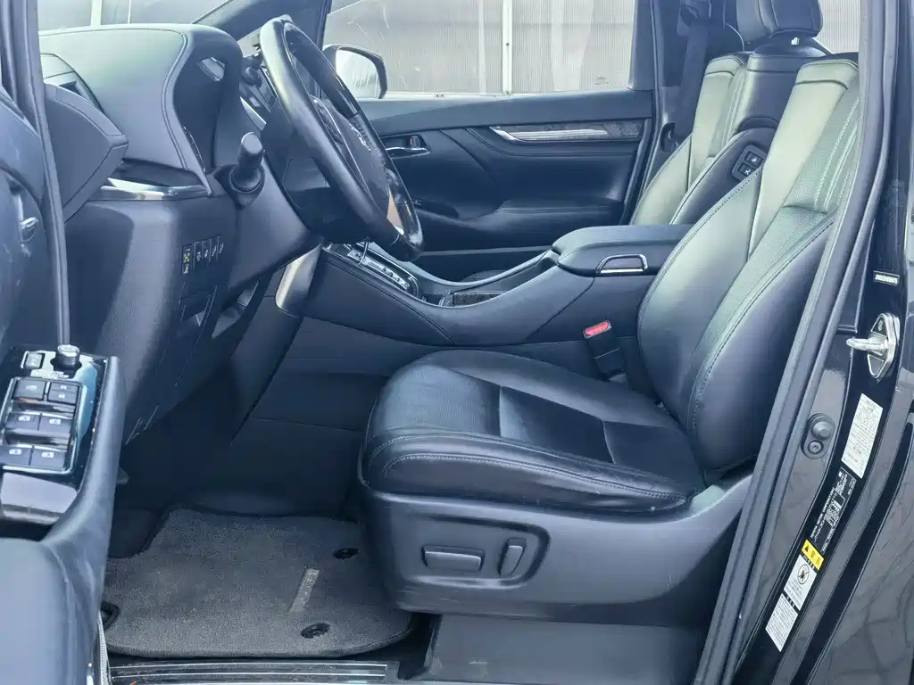 Toyota Alphard — миниатюра 5