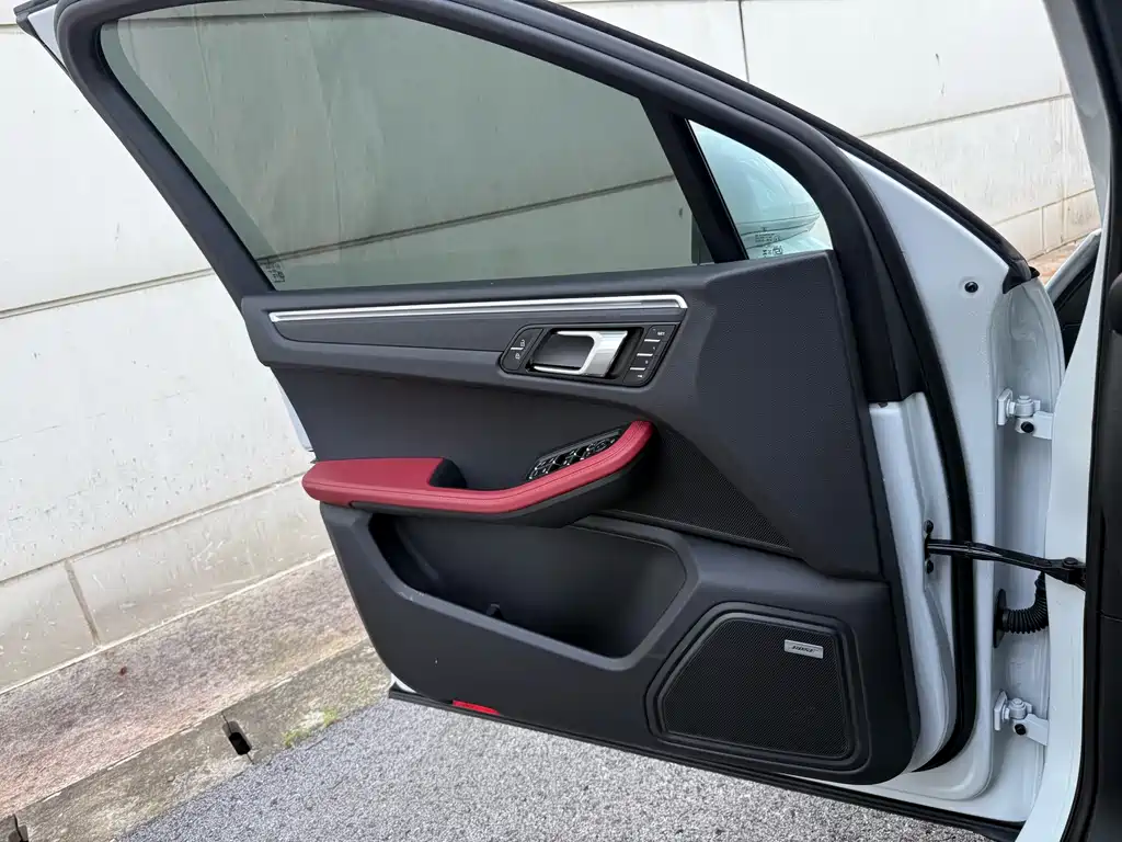 Porsche Macan — миниатюра 3