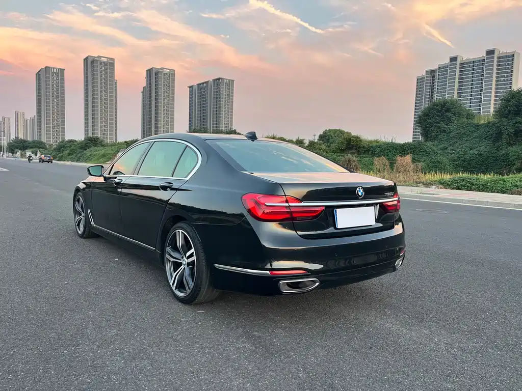BMW 7 Series — миниатюра 5