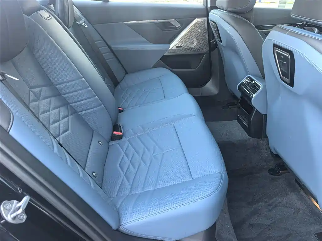 BMW 5 Series — миниатюра 17