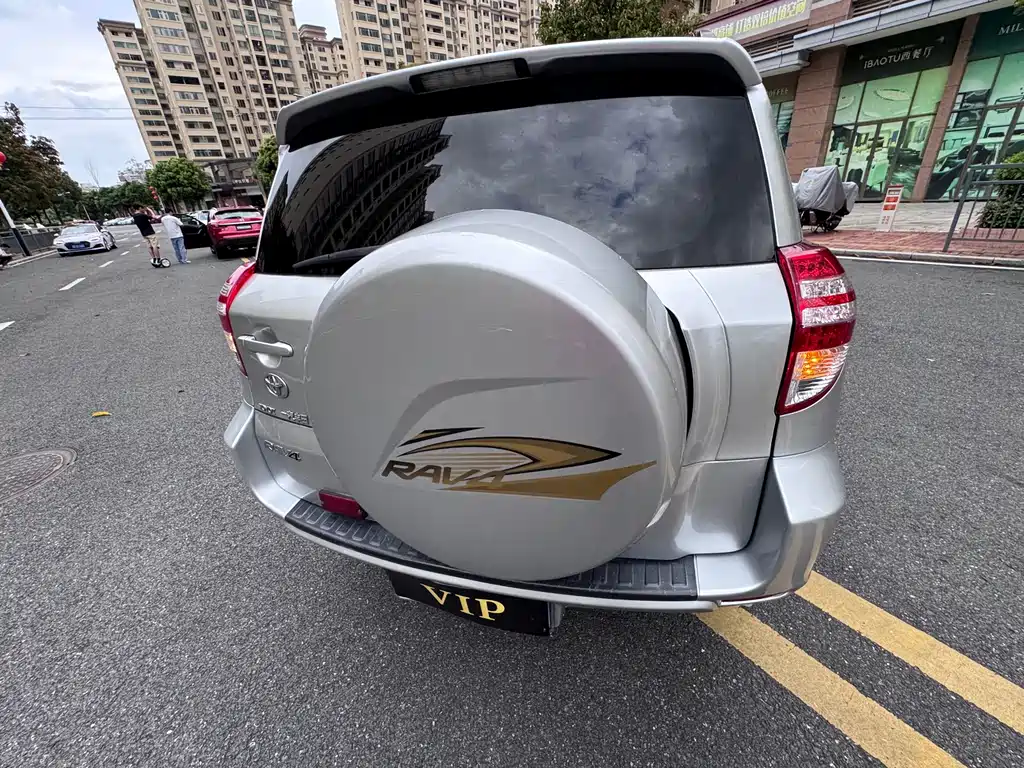 Toyota RAV4 — миниатюра 12