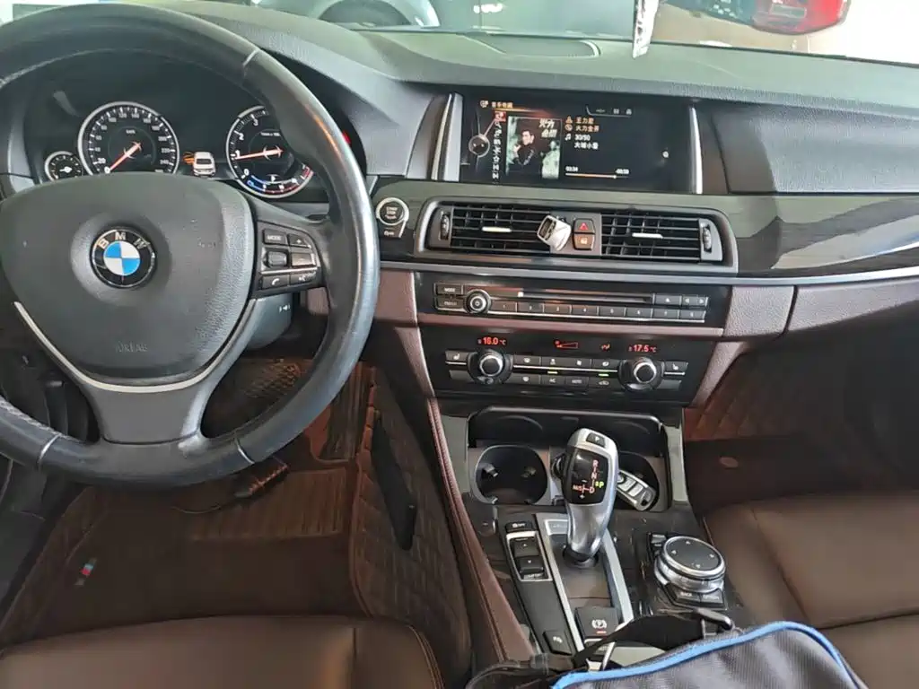 BMW 5 Series — миниатюра 13